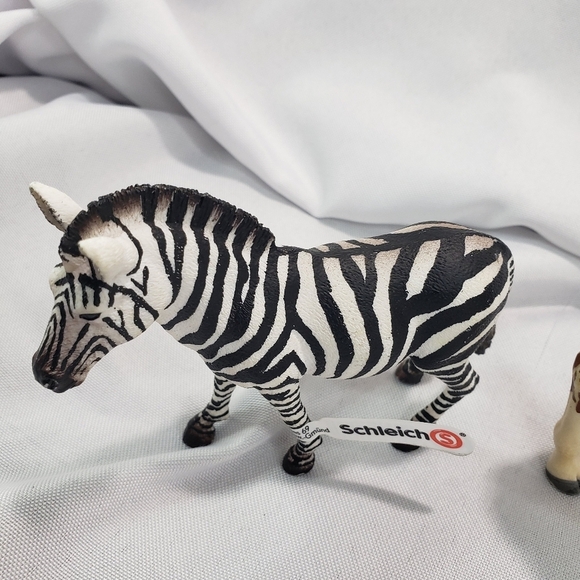 Schleich PVC Figures Giraffe Zebra Realistic Safari Female - Picture 4 of 11